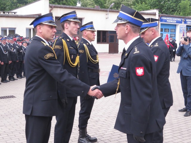 Podczas apelu przed Komendą Powiatową Państwowej Straży Pożarnej w Brodnicy w czwartek, 26 maja strażakom wręczono awanse, odznaczenia i nagrody