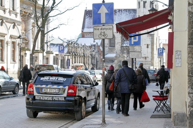 Mieszkańcy Krakowa zgłosili nam, że na ul. Grodzkiej, na wysokości budynku nr 45, od kilku dni stoi nieprawidłowo zaparkowany samochód należący do firmy detektywistycznej Krzysztofa Rutkowskiego. Auto zaparkowane jest bez identyfikatora zezwalającego na wjazd do strefy oraz w sposób niezgodny z przepisami drogowymi obowiązującymi w tym miejscu.