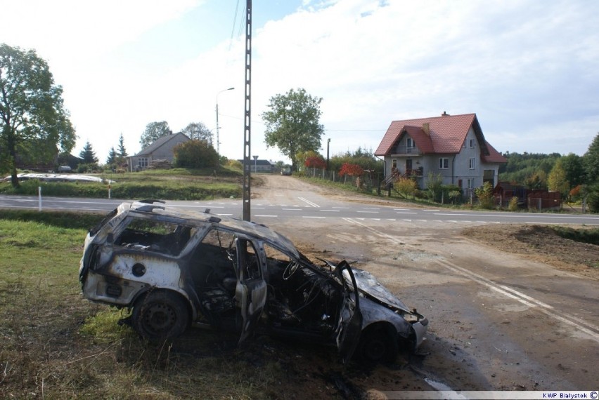 Wypadek w Malinówce. Opel dachował i spłonął [ZDJĘCIA]
