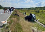 Biadoliny Radłowskie. Niebezpieczne zdarzenie na autostradzie A4. Kierowca stracił panowanie nad samochodem i dachował [ZDJĘCIA]