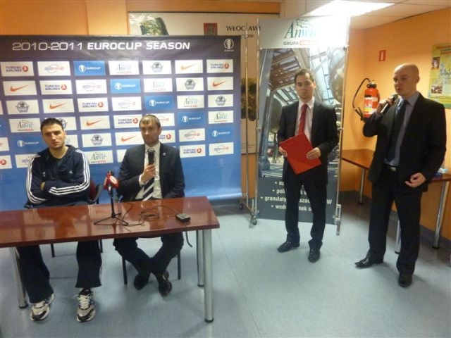Hubert Hejman (z prawej) podczas konferencji prasowej po  meczu Anwil - Alba