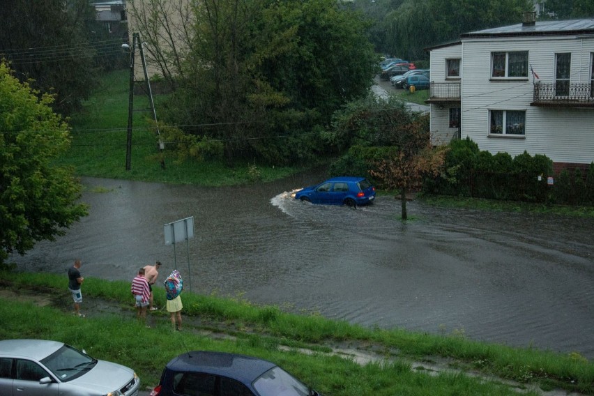 Wielka ulewa w Kielcach. Ulice całkowicie zalane.  Pływali ludzie i... auta [WIDEO, zdjęcia] 