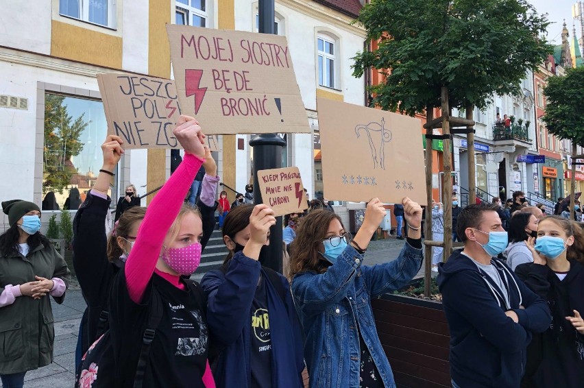 Strajk kobiet w Starogardzie Gdańskim. Protesty w sprawie zaostrzenia prawa antyaborcyjnego