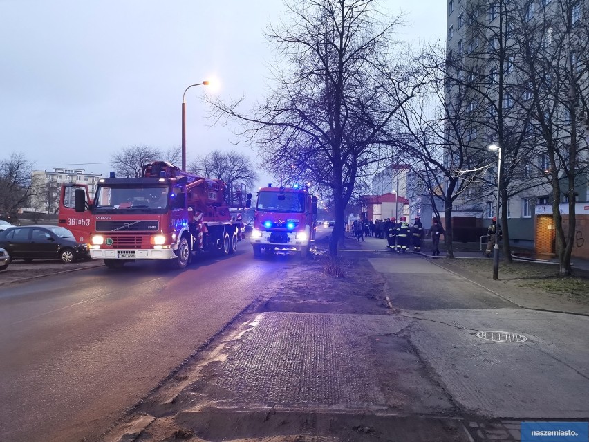 Pożar grilla na balkonie w bloku przy ulicy Kaliskiej we Włocławku [zdjęcia]