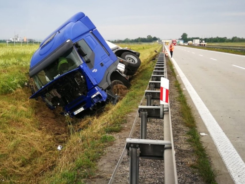 Ciężarówka w rowie przy autostradzie A4. Droga zostanie zamknięta [ZDJĘCIA]