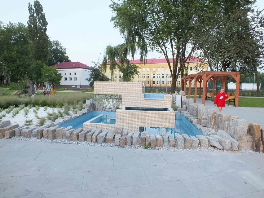 Uruchomienie fontanny na skwerze „Szaraków” w Starachowicach. Jest to trzeci tego typu obiekt w mieście (ZDJĘCIA,WIDEO)