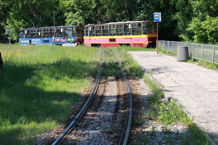 Tymczasem tramwajów z wysokimi schodami nadal krąży po Łodzi...