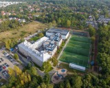 Najstarsza szkoła na Białołęce przeszła przebudowę. Powstały nowe sale lekcyjne i hala sportowa. Tak teraz wygląda