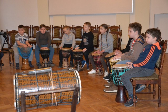 W Miejskim Centrum Kulturalnym w Lipnie z uczestnikami zajęć, przygotowanych na ferie, spotkał się Zenon Szurpita z Torunia, pasjonat gry na bębnach afrykańskich