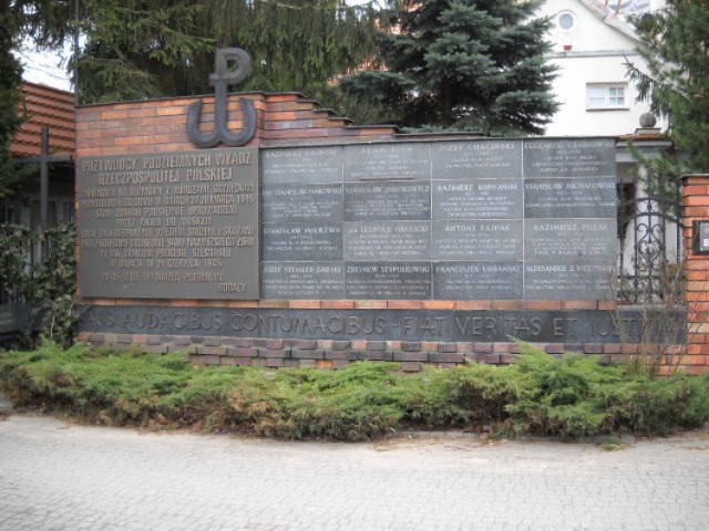 Pomnik szesnastu w Pruszkowie przy ul. Armii Krajowej 7