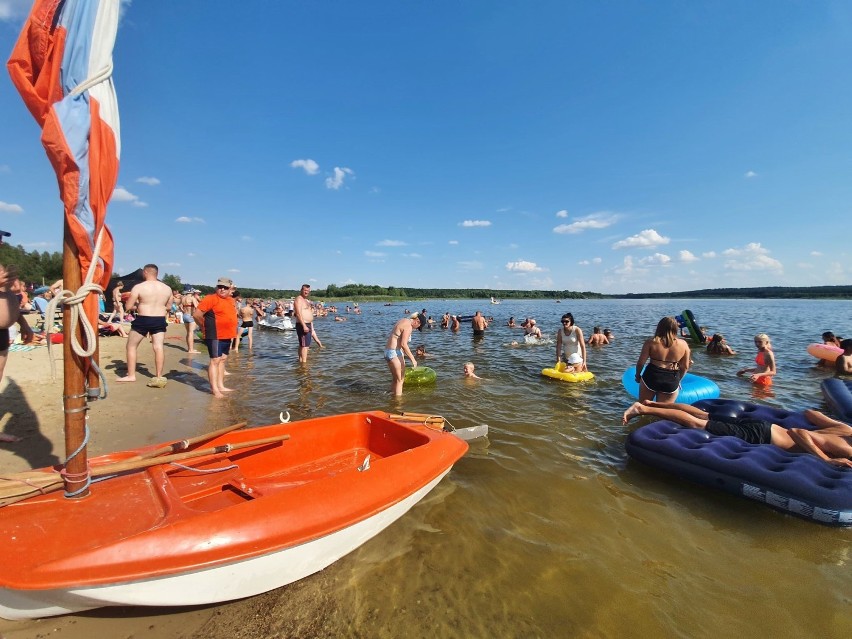 Tłumy w Cieszanowicach. Na plażach wokół zbiornika w...