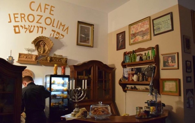 Cafe Jerozolima, to wyjątkowe miejsce w Będzinie. Kawiarnia znajduje się przy ul. Modrzejowskiej. W tym miejscu feria zapachów przeniesie Was do dawnego Będzina, pachnącego cynamonem.