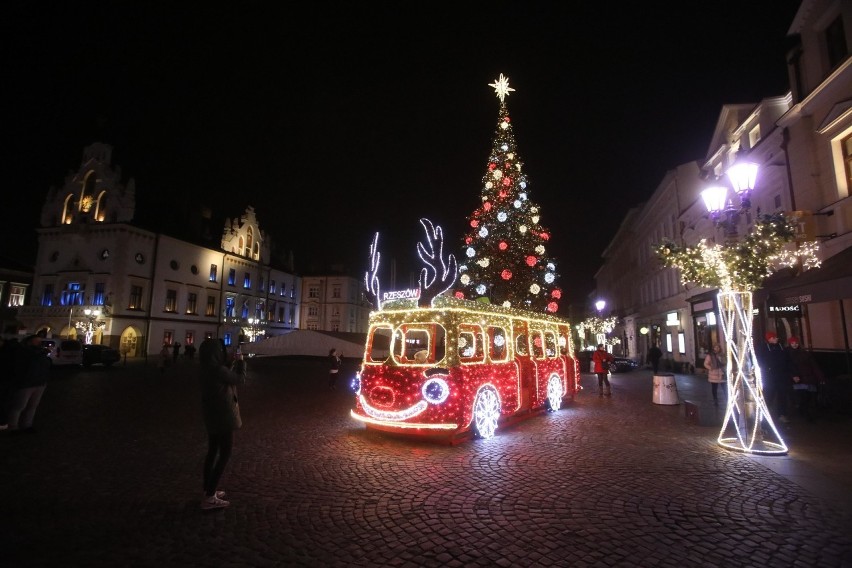 Lodowisko już jest rozłożone na rynku w Rzeszowie. Ale hitem jest świąteczny autobus - renifer [FOTO]