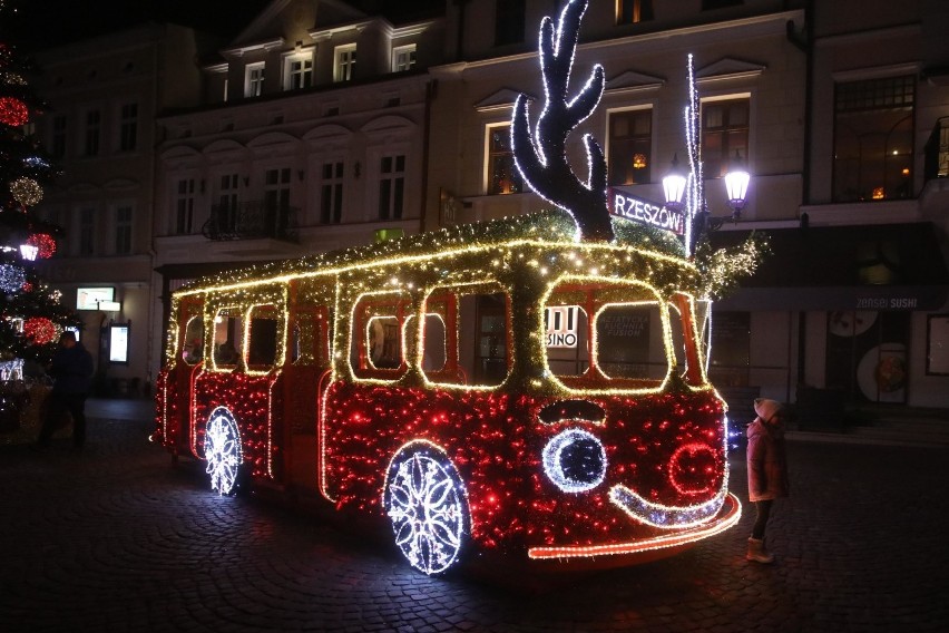 Lodowisko już jest rozłożone na rynku w Rzeszowie. Ale hitem jest świąteczny autobus - renifer [FOTO]