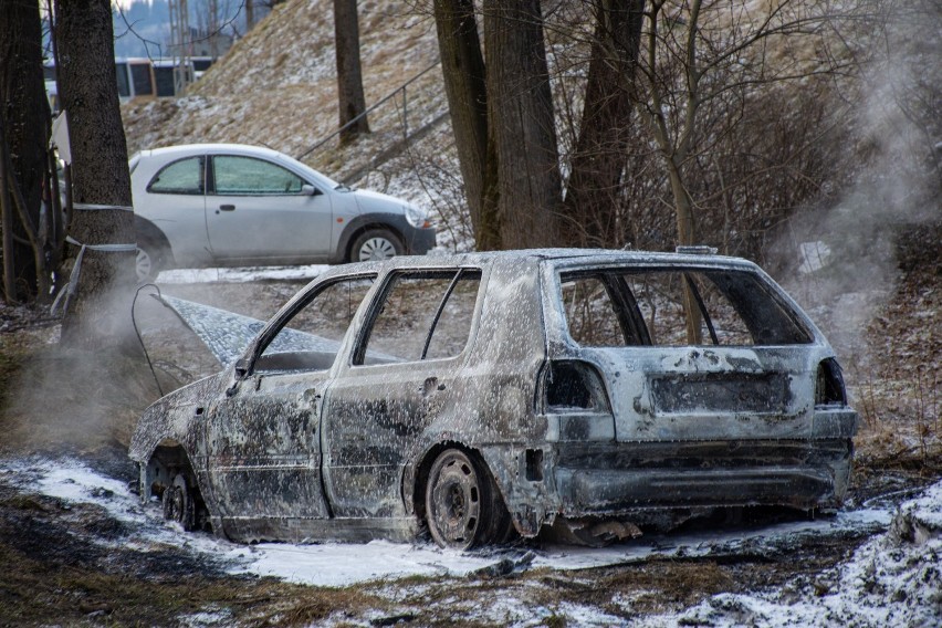 Zakopane: spłonął samochód na ulicy Chyców Potok [ZDJĘCIA]