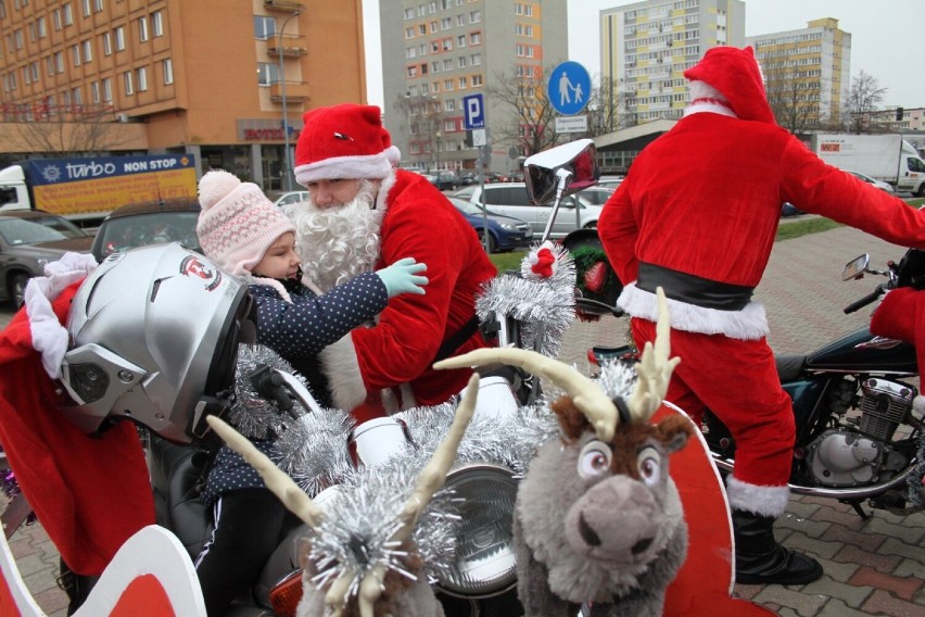 Konin najechali dziś Święci Mikołaje i obsypali dzieci z miasta kilkoma setkami prezentów
