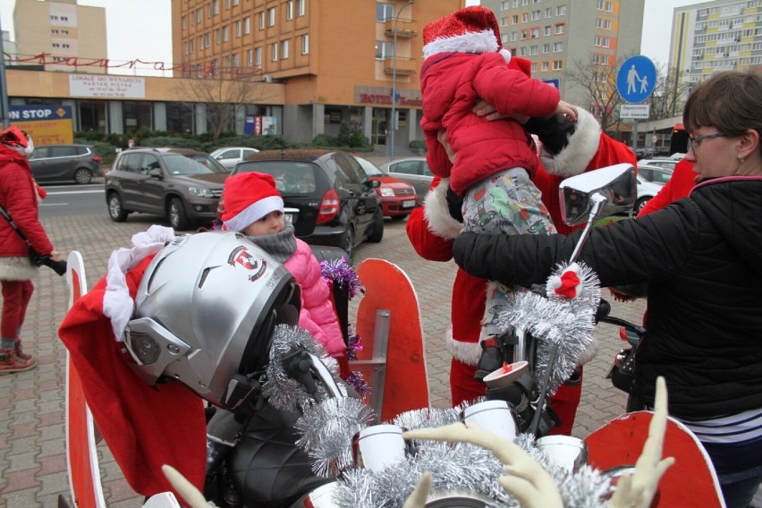 Konin najechali dziś Święci Mikołaje i obsypali dzieci z miasta kilkoma setkami prezentów