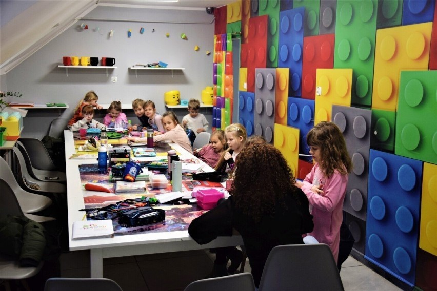 Jak zrobić szkołę pełną kolorów? O nowych perspektywach w edukacji podczas ogólnopolskiej konferencji u śremskich Kawalerów