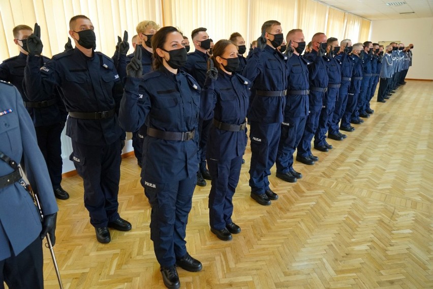 Nowi policjanci złożyli ślubowanie w Komendzie Wojewódzkiej...