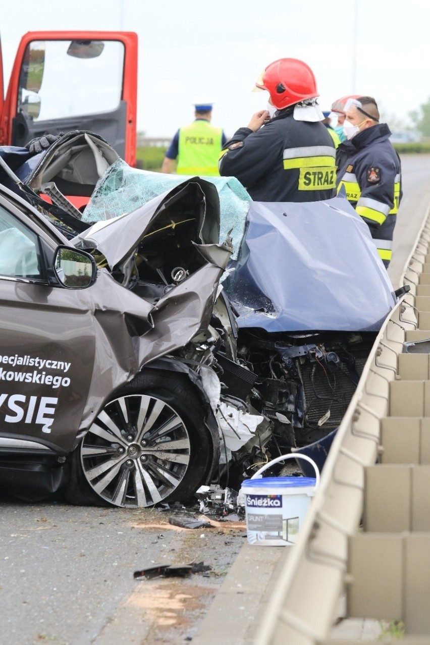 Tragiczny wypadek na obwodnicy Wrocławia. 19-letni kierowca nie żyje [ZDJĘCIA]