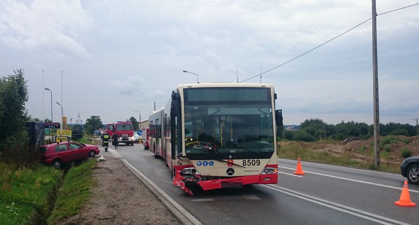 Wypadek w Chwaszczynie - vw golf kontra autobus komunikacji miejskiej ZDJĘCIA
