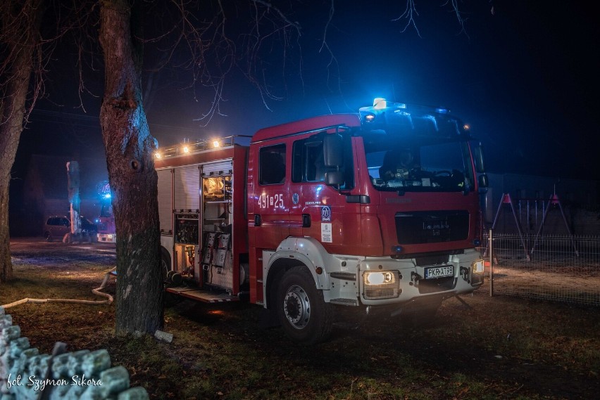 Pożar budynku w Nowej Obrze. Na miejscu działało 8 zastępów straży [ZDJĘCIA]          