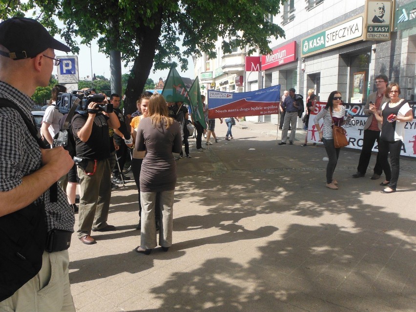 Prawica Rzeczypospolitej zorganizowała protest pt. &quot;Ręce precz od naszych dzieci&quot;