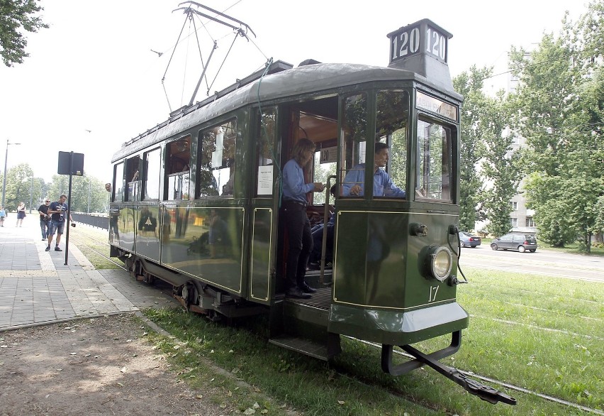 W soboty i niedziele po Łodzi kursuje zabytkowy tramwaj...