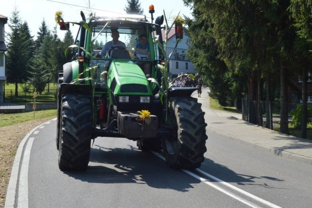 Rolniczy traktor na drodze powiatu wadowickiego