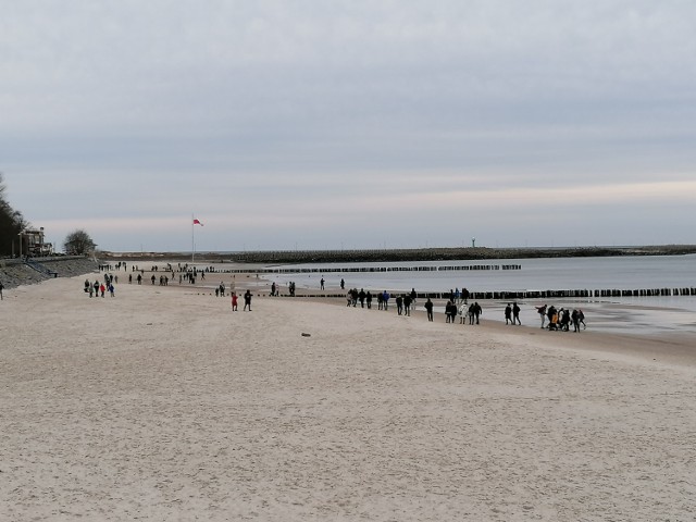 W poświąteczną niedzielę wielu mieszkańców regionu i turystów zdecydowało się na spacer po kołobrzeskiej plaży.