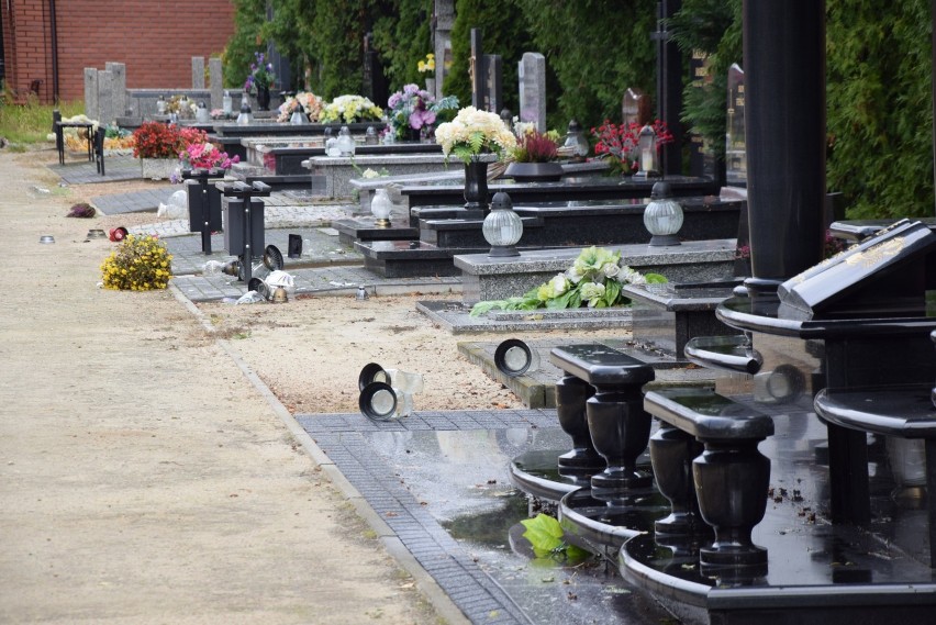 Wichura wyrządziła wiele szkód na cmentarzu komunalnym [FOTO]