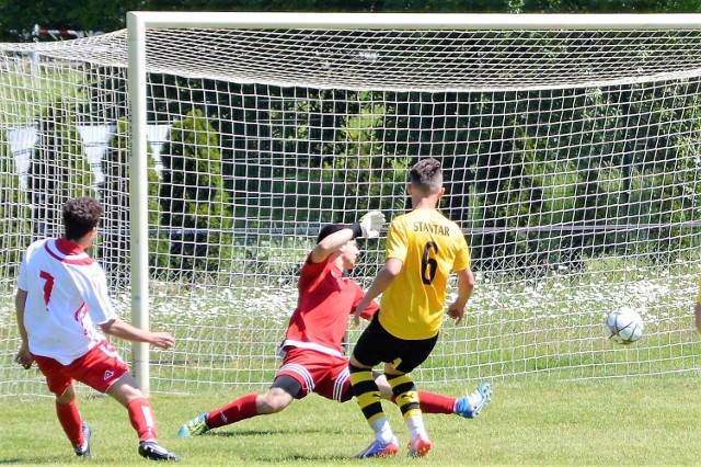 Mikołaj Kukiełka (nr 7) strzela wyrównującego gola dla Soły Oświęcim na 1:1. Ostatecznie oświęcimianie pokonali na własnym boisku Bochnię 3:2.