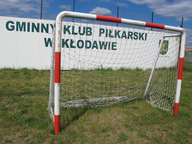 Obok boiska piłkarskiego w Kłodawie jest już plac zabaw i siłownia. Teraz powstanie skatepark