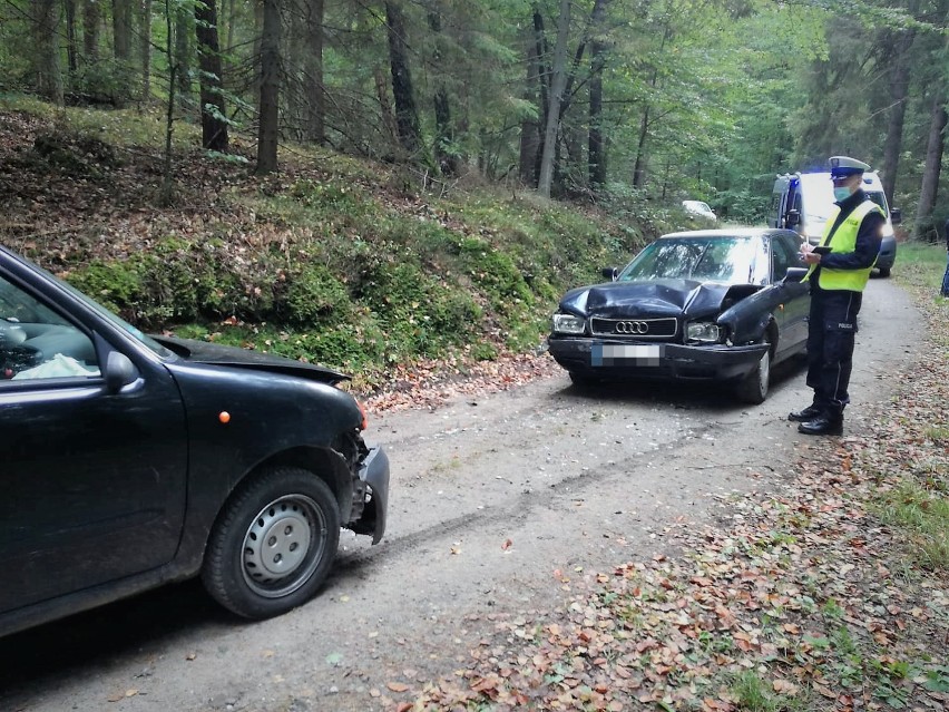 Wypadek na drodze gruntowej nieopodal miejscowości Sarniak. Jeden z kierowców stracił prawo jazdy