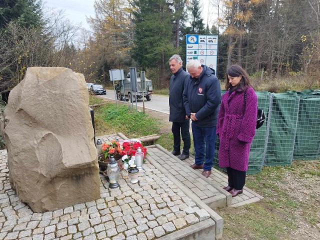 Na granicy polsko - słowackiej w Ożennej upamiętniono siódmą rocznicę śmierci Vladimira Kozaka, dyrektora zarządu dróg Województwa Preszowskiego na Słowacji