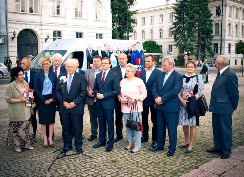 Leszek Miller w Piotrkowie w otoczeniu kandydatów do...