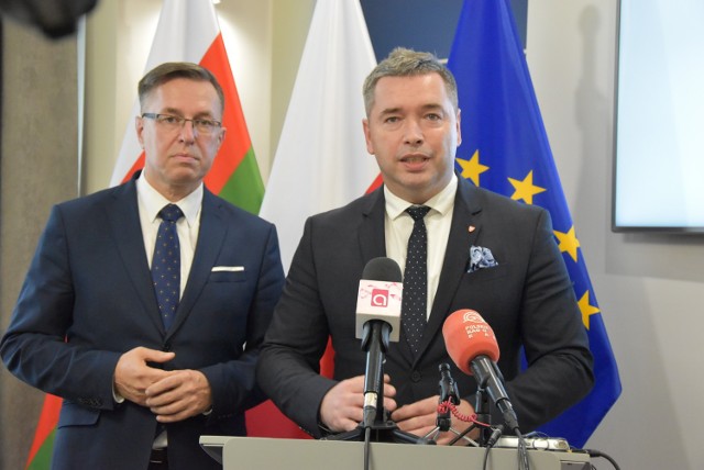 Członek zarządu województwa Jacek Bogusławski i prezydent Piotr Głowski na konferencji prasowej po decyzji zarządu województwa ws. onkologii w Pile