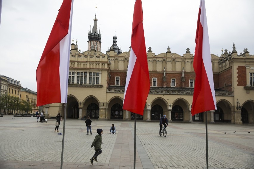Kraków. Budynki, ulice, place i pojazdy udekorowano biało-czerwonymi flagami [ZDJĘCIA]