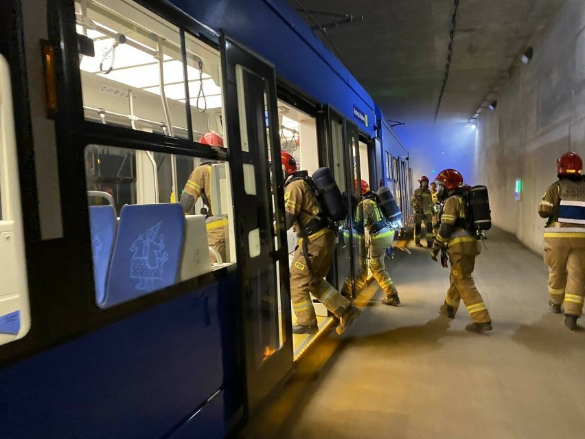 Kraków. Dym, ranni i strażacy w tunelu tramwajowym. Ćwiczenia