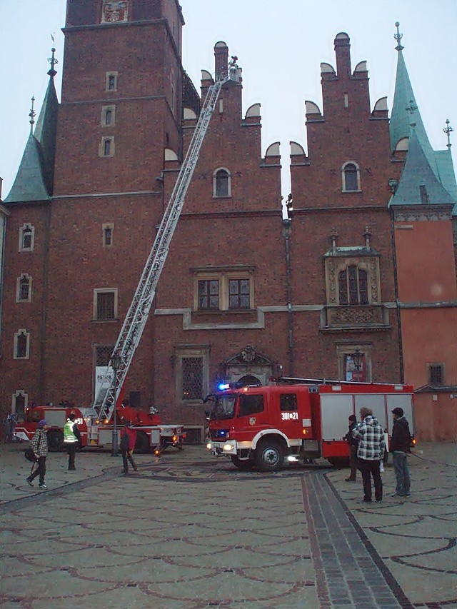 Pożar sadzy w kominie we wrocławskim Ratuszu