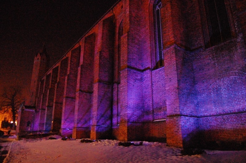Kwidzyn: Błękitna iluminacja zamku i katedry w ramach akcji &quot;Zaświeć się na niebiesko&quot;
