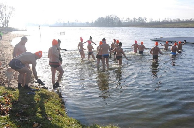 Klub Morsów wykąpał się w jeziorze
Osoby skupione w Klubie Morsów "Lodzik" ze Śremu spotkały się w niedzielne przedpołudnie nad Jeziorem Grzymysławskim, aby zażyć zdrowotnej zimnej kąpieli. Po szybkiej rozgrzewce wszyscy zrzucili ubrania i żwawo weszli do wody. 

Więcej: Śrem: Klub Morsów "Lodzik" wykąpał się w jeziorze [ZDJĘCIA i FILM]