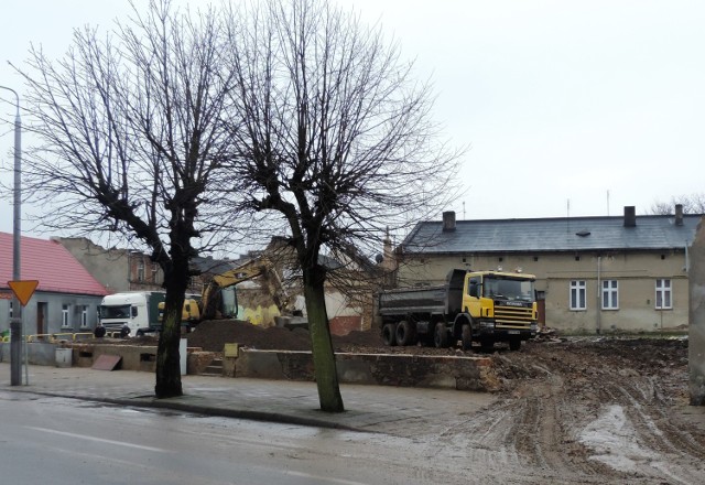 W grudniu rozebrano pozostałości spalonych kamienic. Tu ma powstać blok