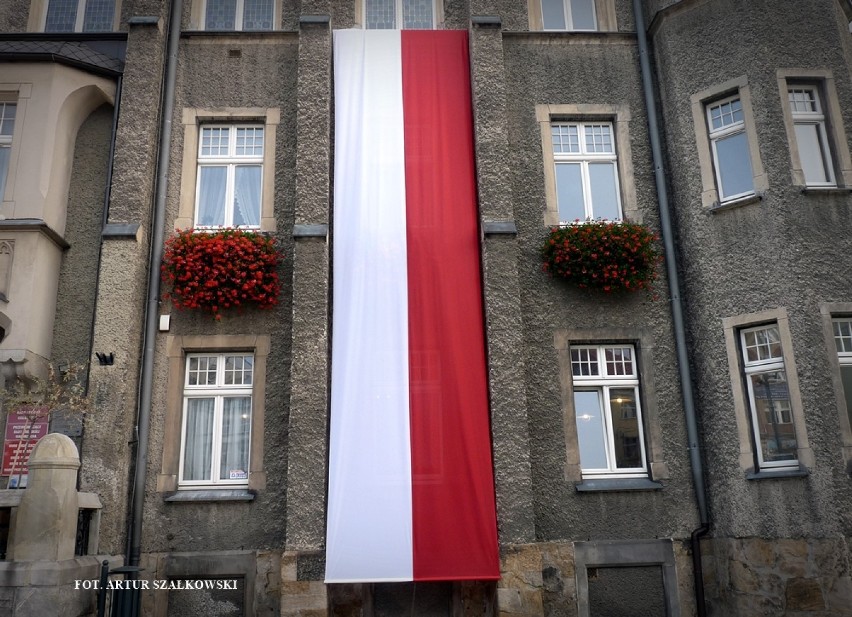 Ratusz w Wałbrzychu w narodowych barwach
