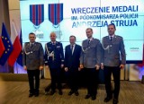 Chciał wysadzić dom. Policjanci z Łukowicy, którzy uratowali życie niedoszłemu samobójcy, zostali odznaczeni 