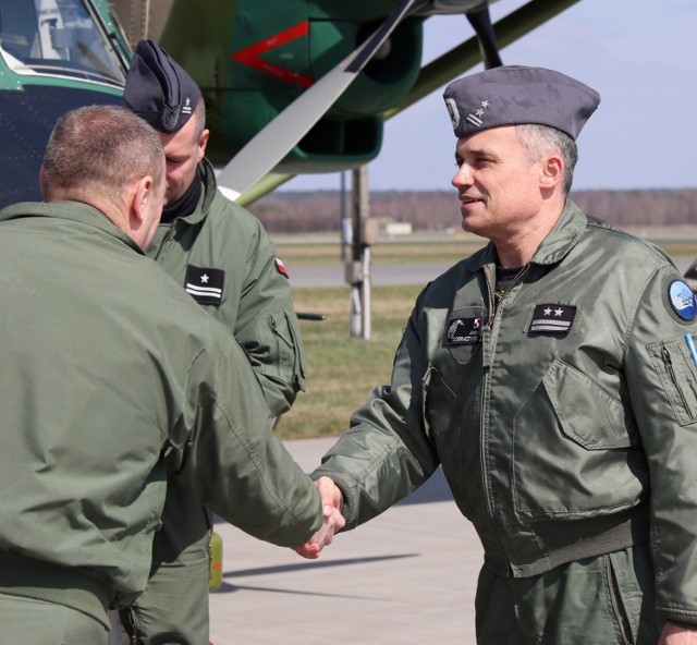 Już ponad 5000 godzin w powietrzu spędził podpułkownik pilot Artur Dobraczyński, dowódca 21. Eskadry Lotniczej z 42. Bazy Lotnictwa Szkolnego w Radomiu. Imponującą liczbę godzin spędzonych za sterami samolotów wojskowych przekroczył w piątek 9 kwietnia, wykonując lot samolotem Bryza.

Na kolejnych slajdach zdjęcia z "jubileuszowego" lotu >>>