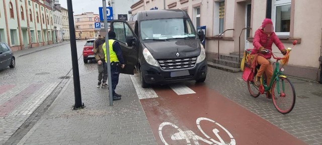 Jedna z policyjnych interwencji podczas akcji "Bezpieczny pieszy" w Żninie.