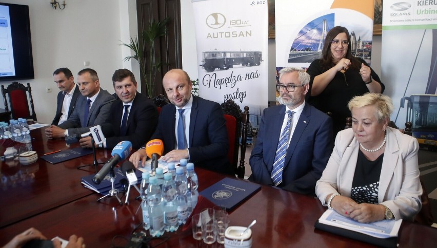 Miasto podpisało umowy z firmami Autosan i Solaris na dostarczenie 14 nowych autobusów 