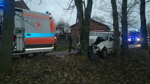 Wypadek w Rdutowie. Samochód uderzył w drzewo