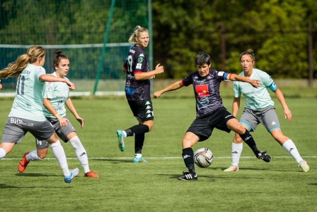 Piłkarki znad Brdy przegrały u siebie z Medykiem Konin 2:3 (1:1) w meczu 4. kolejki Ekstraligi kobiet. Gole: Agnieszka Glinka 4, Paulina Oleksiak 56 - Anna Gawrońska 14 (k), Patrycja Ziemba 51, Grigoría Poúliou 68. ZOBACZ ZDJĘCIA ZE STADIONU PRZY UL. SŁOWIAŃSKIEJ >>>>